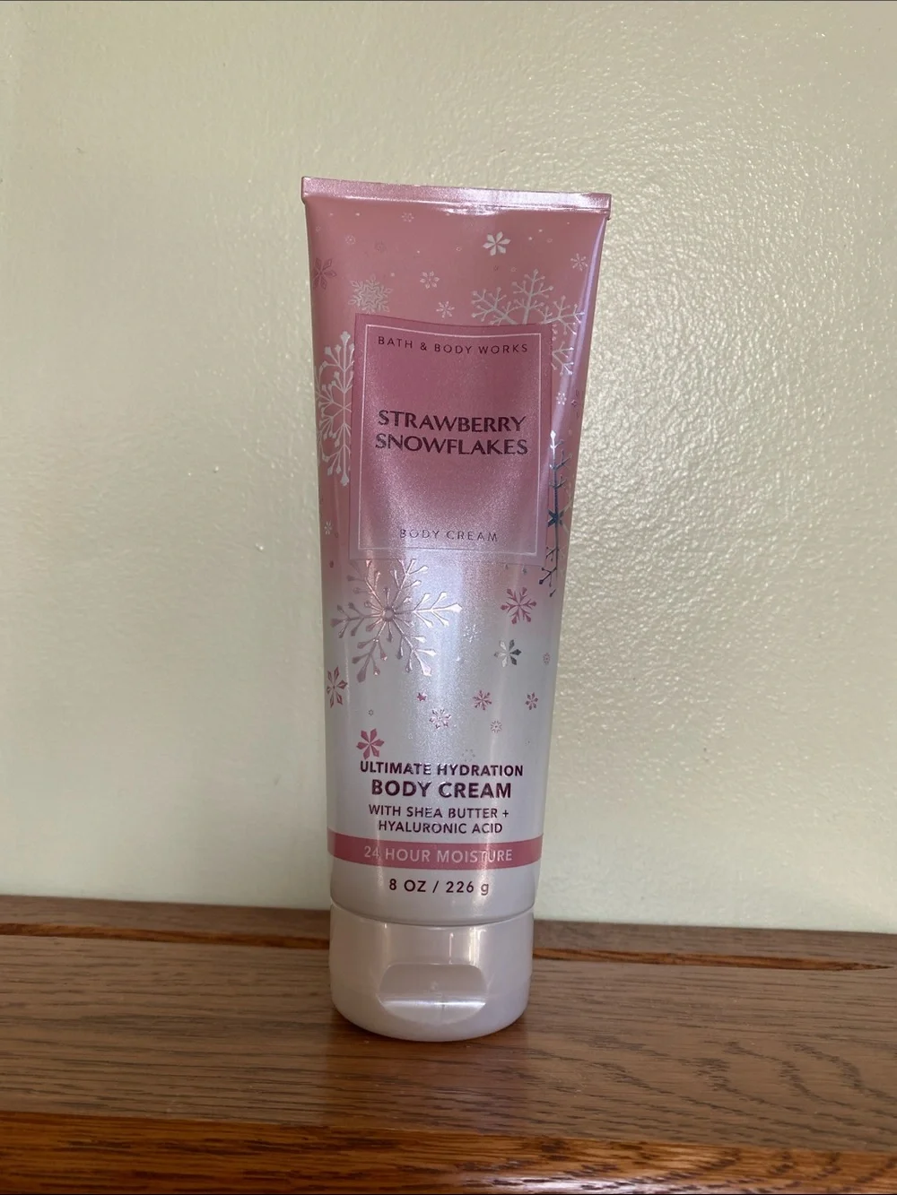 Bath & Body Works Ultimate Hydration Strawberry Snowflakes Body Cream NWT 8 oz.
